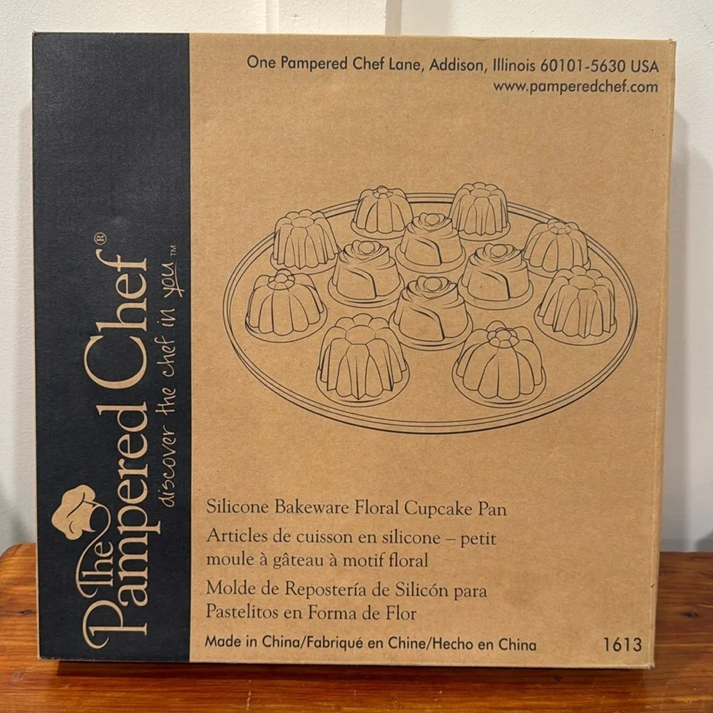 NIB The Pampered Chef Silicone Bakeware Floral Cupcake Pan